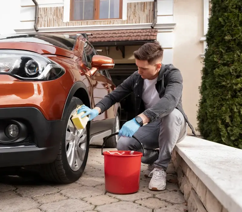 Lavage auto à domicile Beauchamps-sur-Huillard : professionnel intervenant sur un véhicule